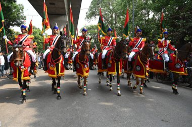 İnsanlar 14 Nisan 2025 tarihinde Bangladeş 'in Dhaka kentinde yapılan Bengali Yeni Yılı veya Pohela Boishakh kutlamalarına katılırlar. Bengali takvimi veya Bangla takvimi, Pohela Boishakh 'da yılın başladığı geleneksel güneş takvimi.,.