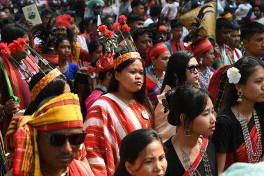 İnsanlar 14 Nisan 2025 tarihinde Bangladeş 'in Dhaka kentinde yapılan Bengali Yeni Yılı veya Pohela Boishakh kutlamalarına katılırlar. Bengali takvimi veya Bangla takvimi, Pohela Boishakh 'da yılın başladığı geleneksel güneş takvimi.,.