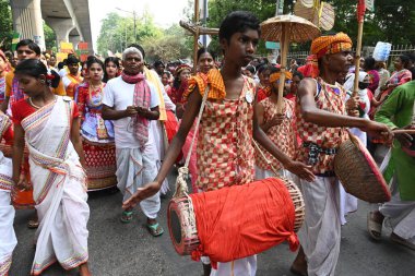 İnsanlar 14 Nisan 2025 tarihinde Bangladeş 'in Dhaka kentinde yapılan Bengali Yeni Yılı veya Pohela Boishakh kutlamalarına katılırlar. Bengali takvimi veya Bangla takvimi, Pohela Boishakh 'da yılın başladığı geleneksel güneş takvimi.,.