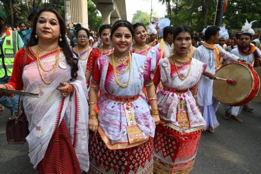 İnsanlar 14 Nisan 2025 tarihinde Bangladeş 'in Dhaka kentinde yapılan Bengali Yeni Yılı veya Pohela Boishakh kutlamalarına katılırlar. Bengali takvimi veya Bangla takvimi, Pohela Boishakh 'da yılın başladığı geleneksel güneş takvimi.,.