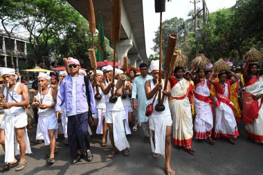 İnsanlar 14 Nisan 2025 tarihinde Bangladeş 'in Dhaka kentinde yapılan Bengali Yeni Yılı veya Pohela Boishakh kutlamalarına katılırlar. Bengali takvimi veya Bangla takvimi, Pohela Boishakh 'da yılın başladığı geleneksel güneş takvimi.,.
