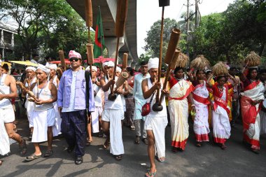 İnsanlar 14 Nisan 2025 tarihinde Bangladeş 'in Dhaka kentinde yapılan Bengali Yeni Yılı veya Pohela Boishakh kutlamalarına katılırlar. Bengali takvimi veya Bangla takvimi, Pohela Boishakh 'da yılın başladığı geleneksel güneş takvimi.,.