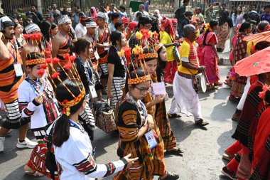 İnsanlar 14 Nisan 2025 tarihinde Bangladeş 'in Dhaka kentinde yapılan Bengali Yeni Yılı veya Pohela Boishakh kutlamalarına katılırlar. Bengali takvimi veya Bangla takvimi, Pohela Boishakh 'da yılın başladığı geleneksel güneş takvimi.,.