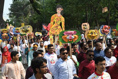 İnsanlar 14 Nisan 2025 tarihinde Bangladeş 'in Dhaka kentinde yapılan Bengali Yeni Yılı veya Pohela Boishakh kutlamalarına katılırlar. Bengali takvimi veya Bangla takvimi, Pohela Boishakh 'da yılın başladığı geleneksel güneş takvimi.,.