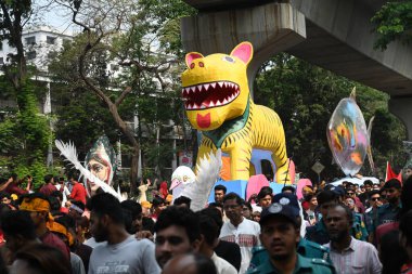 İnsanlar 14 Nisan 2025 tarihinde Bangladeş 'in Dhaka kentinde yapılan Bengali Yeni Yılı veya Pohela Boishakh kutlamalarına katılırlar. Bengali takvimi veya Bangla takvimi, Pohela Boishakh 'da yılın başladığı geleneksel güneş takvimi.,.