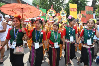 İnsanlar 14 Nisan 2025 tarihinde Bangladeş 'in Dhaka kentinde yapılan Bengali Yeni Yılı veya Pohela Boishakh kutlamalarına katılırlar. Bengali takvimi veya Bangla takvimi, Pohela Boishakh 'da yılın başladığı geleneksel güneş takvimi.,.