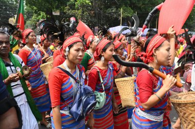 İnsanlar 14 Nisan 2025 tarihinde Bangladeş 'in Dhaka kentinde yapılan Bengali Yeni Yılı veya Pohela Boishakh kutlamalarına katılırlar. Bengali takvimi veya Bangla takvimi, Pohela Boishakh 'da yılın başladığı geleneksel güneş takvimi.,.