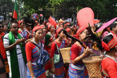İnsanlar 14 Nisan 2025 tarihinde Bangladeş 'in Dhaka kentinde yapılan Bengali Yeni Yılı veya Pohela Boishakh kutlamalarına katılırlar. Bengali takvimi veya Bangla takvimi, Pohela Boishakh 'da yılın başladığı geleneksel güneş takvimi.,.