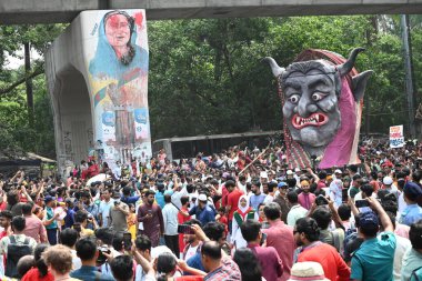 İnsanlar 14 Nisan 2025 tarihinde Bangladeş 'in Dhaka kentinde yapılan Bengali Yeni Yılı veya Pohela Boishakh kutlamalarına katılırlar. Bengali takvimi veya Bangla takvimi, Pohela Boishakh 'da yılın başladığı geleneksel güneş takvimi. 