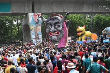 İnsanlar 14 Nisan 2025 tarihinde Bangladeş 'in Dhaka kentinde yapılan Bengali Yeni Yılı veya Pohela Boishakh kutlamalarına katılırlar. Bengali takvimi veya Bangla takvimi, Pohela Boishakh 'da yılın başladığı geleneksel güneş takvimi. 
