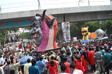 İnsanlar 14 Nisan 2025 tarihinde Bangladeş 'in Dhaka kentinde yapılan Bengali Yeni Yılı veya Pohela Boishakh kutlamalarına katılırlar. Bengali takvimi veya Bangla takvimi, Pohela Boishakh 'da yılın başladığı geleneksel güneş takvimi. 