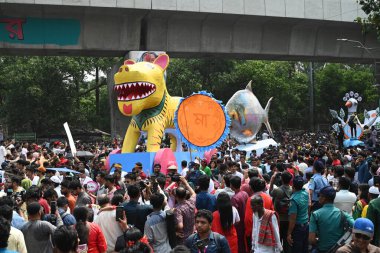 İnsanlar 14 Nisan 2025 tarihinde Bangladeş 'in Dhaka kentinde yapılan Bengali Yeni Yılı veya Pohela Boishakh kutlamalarına katılırlar. Bengali takvimi veya Bangla takvimi, Pohela Boishakh 'da yılın başladığı geleneksel güneş takvimi. 