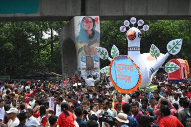 İnsanlar 14 Nisan 2025 tarihinde Bangladeş 'in Dhaka kentinde yapılan Bengali Yeni Yılı veya Pohela Boishakh kutlamalarına katılırlar. Bengali takvimi veya Bangla takvimi, Pohela Boishakh 'da yılın başladığı geleneksel güneş takvimi. 