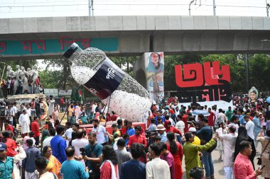 İnsanlar 14 Nisan 2025 tarihinde Bangladeş 'in Dhaka kentinde yapılan Bengali Yeni Yılı veya Pohela Boishakh kutlamalarına katılırlar. Bengali takvimi veya Bangla takvimi, Pohela Boishakh 'da yılın başladığı geleneksel güneş takvimi. 