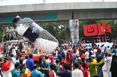 İnsanlar 14 Nisan 2025 tarihinde Bangladeş 'in Dhaka kentinde yapılan Bengali Yeni Yılı veya Pohela Boishakh kutlamalarına katılırlar. Bengali takvimi veya Bangla takvimi, Pohela Boishakh 'da yılın başladığı geleneksel güneş takvimi. 