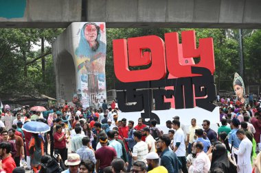 İnsanlar 14 Nisan 2025 tarihinde Bangladeş 'in Dhaka kentinde yapılan Bengali Yeni Yılı veya Pohela Boishakh kutlamalarına katılırlar. Bengali takvimi veya Bangla takvimi, Pohela Boishakh 'da yılın başladığı geleneksel güneş takvimi. 