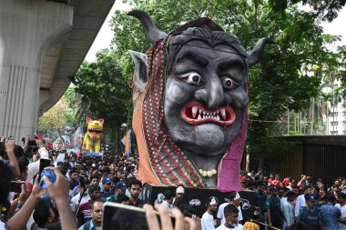 İnsanlar 14 Nisan 2025 tarihinde Bangladeş 'in Dhaka kentinde yapılan Bengali Yeni Yılı veya Pohela Boishakh kutlamalarına katılırlar. Bengali takvimi veya Bangla takvimi, Pohela Boishakh 'da yılın başladığı geleneksel güneş takvimi. 