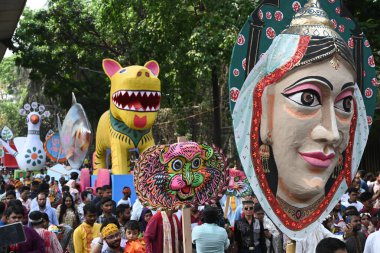 İnsanlar 14 Nisan 2025 tarihinde Bangladeş 'in Dhaka kentinde yapılan Bengali Yeni Yılı veya Pohela Boishakh kutlamalarına katılırlar. Bengali takvimi veya Bangla takvimi, Pohela Boishakh 'da yılın başladığı geleneksel güneş takvimi. 