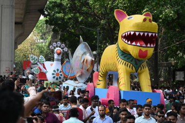 İnsanlar 14 Nisan 2025 tarihinde Bangladeş 'in Dhaka kentinde yapılan Bengali Yeni Yılı veya Pohela Boishakh kutlamalarına katılırlar. Bengali takvimi veya Bangla takvimi, Pohela Boishakh 'da yılın başladığı geleneksel güneş takvimi. 