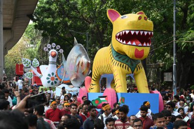 İnsanlar 14 Nisan 2025 tarihinde Bangladeş 'in Dhaka kentinde yapılan Bengali Yeni Yılı veya Pohela Boishakh kutlamalarına katılırlar. Bengali takvimi veya Bangla takvimi, Pohela Boishakh 'da yılın başladığı geleneksel güneş takvimi. 