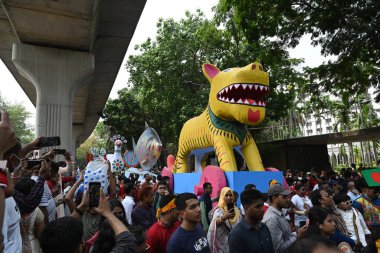 İnsanlar 14 Nisan 2025 tarihinde Bangladeş 'in Dhaka kentinde yapılan Bengali Yeni Yılı veya Pohela Boishakh kutlamalarına katılırlar. Bengali takvimi veya Bangla takvimi, Pohela Boishakh 'da yılın başladığı geleneksel güneş takvimi. 