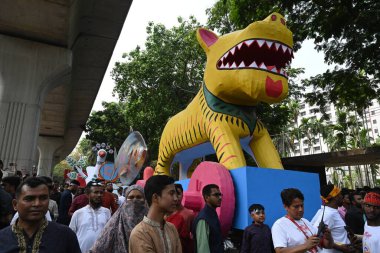 İnsanlar 14 Nisan 2025 tarihinde Bangladeş 'in Dhaka kentinde yapılan Bengali Yeni Yılı veya Pohela Boishakh kutlamalarına katılırlar. Bengali takvimi veya Bangla takvimi, Pohela Boishakh 'da yılın başladığı geleneksel güneş takvimi. 