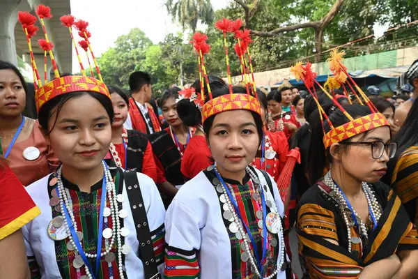 İnsanlar 14 Nisan 2025 tarihinde Bangladeş 'in Dhaka kentinde yapılan Bengali Yeni Yılı veya Pohela Boishakh kutlamalarına katılırlar. Bengali takvimi veya Bangla takvimi, Pohela Boishakh 'da yılın başladığı geleneksel güneş takvimi.,. 