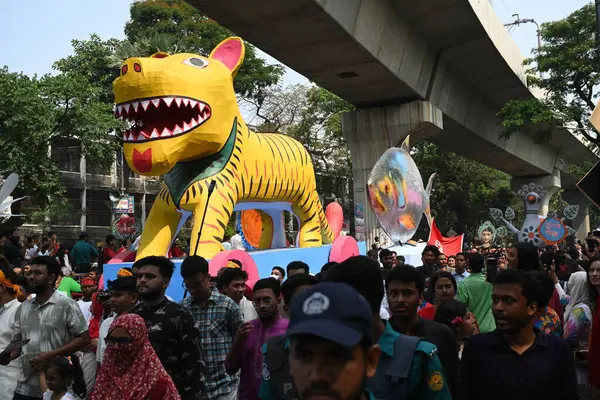 İnsanlar 14 Nisan 2025 tarihinde Bangladeş 'in Dhaka kentinde yapılan Bengali Yeni Yılı veya Pohela Boishakh kutlamalarına katılırlar. Bengali takvimi veya Bangla takvimi, Pohela Boishakh 'da yılın başladığı geleneksel güneş takvimi.,.