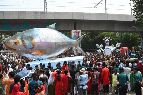 İnsanlar 14 Nisan 2025 tarihinde Bangladeş 'in Dhaka kentinde yapılan Bengali Yeni Yılı veya Pohela Boishakh kutlamalarına katılırlar. Bengali takvimi veya Bangla takvimi, Pohela Boishakh 'da yılın başladığı geleneksel güneş takvimi. 