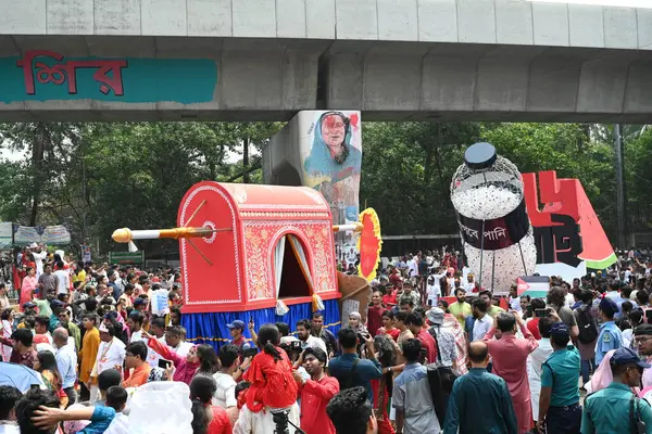 İnsanlar 14 Nisan 2025 tarihinde Bangladeş 'in Dhaka kentinde yapılan Bengali Yeni Yılı veya Pohela Boishakh kutlamalarına katılırlar. Bengali takvimi veya Bangla takvimi, Pohela Boishakh 'da yılın başladığı geleneksel güneş takvimi. 