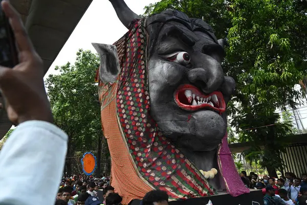 İnsanlar 14 Nisan 2025 tarihinde Bangladeş 'in Dhaka kentinde yapılan Bengali Yeni Yılı veya Pohela Boishakh kutlamalarına katılırlar. Bengali takvimi veya Bangla takvimi, Pohela Boishakh 'da yılın başladığı geleneksel güneş takvimi. 