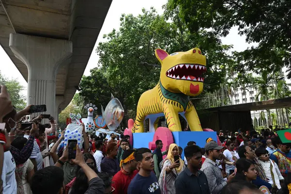 İnsanlar 14 Nisan 2025 tarihinde Bangladeş 'in Dhaka kentinde yapılan Bengali Yeni Yılı veya Pohela Boishakh kutlamalarına katılırlar. Bengali takvimi veya Bangla takvimi, Pohela Boishakh 'da yılın başladığı geleneksel güneş takvimi. 