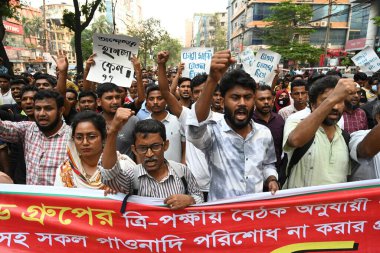 TNZ Grubu 'nun giyim işçileri 12 Mayıs 202' de Dhaka, Bangladeş 'te ödenmemiş maaşlarını ve ödenmemiş aidatlarını talep eden bir gösteri düzenledi.