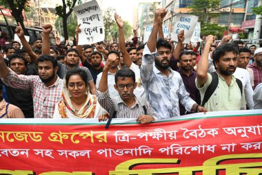TNZ Grubu 'nun giyim işçileri 12 Mayıs 202' de Dhaka, Bangladeş 'te ödenmemiş maaşlarını ve ödenmemiş aidatlarını talep eden bir gösteri düzenledi.