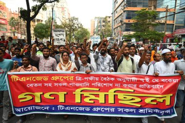 TNZ Grubu 'nun giyim işçileri 12 Mayıs 202' de Dhaka, Bangladeş 'te ödenmemiş maaşlarını ve ödenmemiş aidatlarını talep eden bir gösteri düzenledi.