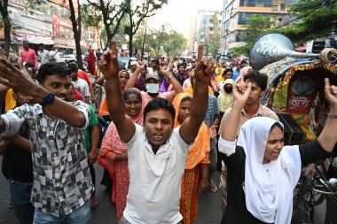 TNZ Grubu 'nun giyim işçileri 12 Mayıs 202' de Dhaka, Bangladeş 'te ödenmemiş maaşlarını ve ödenmemiş aidatlarını talep eden bir gösteri düzenledi.