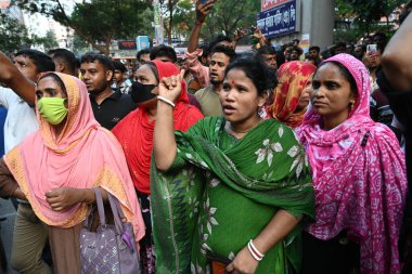 TNZ Grubu 'nun giyim işçileri 12 Mayıs 202' de Dhaka, Bangladeş 'te ödenmemiş maaşlarını ve ödenmemiş aidatlarını talep eden bir gösteri düzenledi.