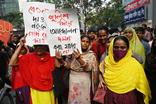 TNZ Grubu 'nun giyim işçileri 12 Mayıs 202' de Dhaka, Bangladeş 'te ödenmemiş maaşlarını ve ödenmemiş aidatlarını talep eden bir gösteri düzenledi.