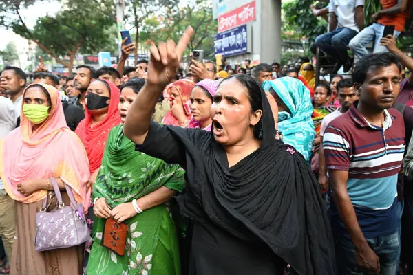 TNZ Grubu 'nun giyim işçileri 12 Mayıs 202' de Dhaka, Bangladeş 'te ödenmemiş maaşlarını ve ödenmemiş aidatlarını talep eden bir gösteri düzenledi.
