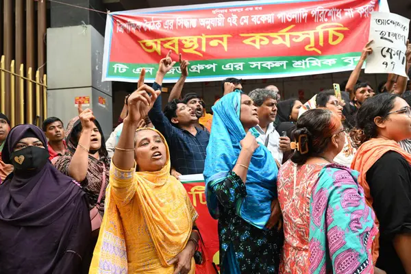 TNZ Grubu 'nun giyim işçileri 12 Mayıs 202' de Dhaka, Bangladeş 'te ödenmemiş maaşlarını ve ödenmemiş aidatlarını talep eden bir gösteri düzenledi.