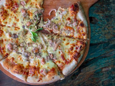 Ev yapımı deniz ürünleri pizzası manzarası.