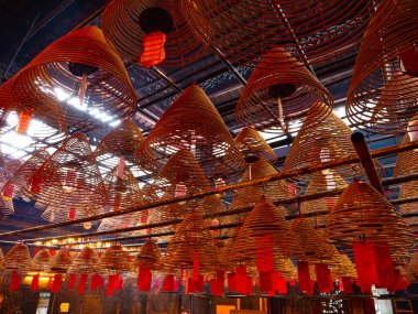 13 Kasım 2023. Wong Tai Sin Tapınağı - Wong Tai Sin bölgesi, Hong Kong. Wong Tai Sin tapınağının önündeki aslan köpeğinin siyah renkli heykeli..