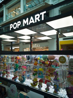 Singapur - 27 Mart 2025: Pop Mart 'ın bazı göz alıcı heykelcikleri, dinamik dekor mağazalarında yaptıkları tanıtım sırasında sergileniyor
