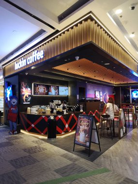 Singapur - Mar 16, 2025, Luckin Coffee, Singapur 'da bir kahve dükkanı zinciri. Prizlerin çoğu online siparişleri almak ya da teslim etmek için kullanılan küçük kabinler..