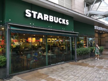 Singapur - 16 Mart 2025, Starbucks yeşil kahve dükkânı Toa Payoh, Singapur 'da lokalize satış yapan.