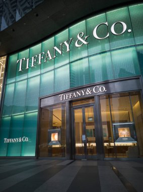 Singapur - 2 Temmuz 2025: Orchard Yolu boyunca Tiffany Co mağaza cephesi. Tiffany Şirketi, merkezi New York 'ta bulunan lüks bir Amerikan mücevher ve perakendecisi.