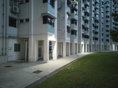 Gece boyunca uzun ve boş apartman dairelerinin kaldırımları. Yol boyunca biraz yeşillikle aydınlatılmış birkaç ışık..