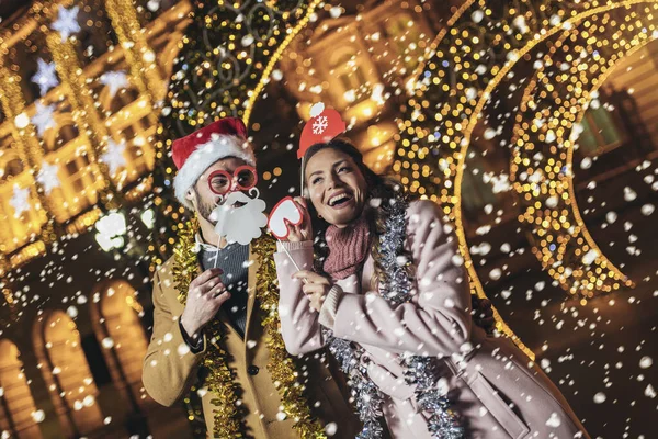 Νεαρό Ρομαντικό Ζευγάρι Διασκεδάζει Εξωτερικούς Χώρους Χειμώνα Πριν Από Χριστούγεννα — Φωτογραφία Αρχείου