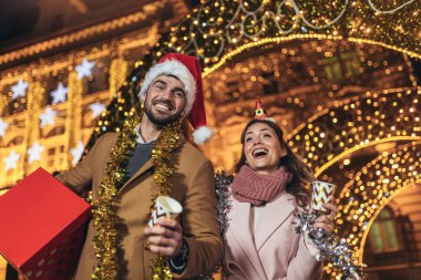 Genç romantik çift, Noel 'den önce hediye kutusuyla dışarıda eğleniyor..