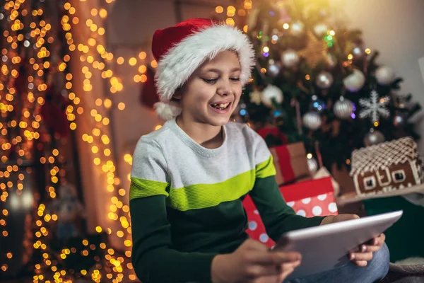 Милый Маленький Мальчик Играет Планшете Перед Рождественской Ёлкой — стоковое фото